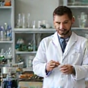 Científico examinando extractos de plantas en un laboratorio.